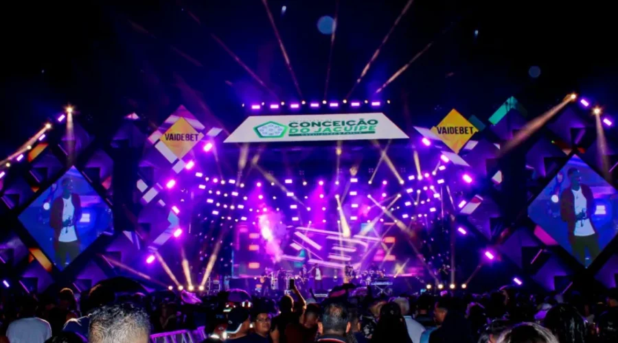 DPtRjUf2-palco-netto-brito-cantor-arraia-do-berimbau-2025-conceicao-do-jacuipe-foto-fala-genifax-984.webp