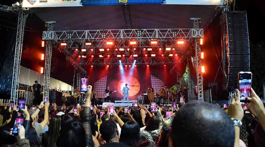 G6vhcuzn-Romantismo-de-Daniel-e-Saulo-ao-som-do-forro-marcam-a-abertura-do-Arraia-de-Feira-de-Santan.webp
