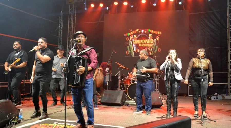 IKnyEQSk-Forro-pe-de-serra-marca-primeiro-dia-de-festa-em-Tiquarucu.webp.webp