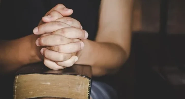 PuguB8VT-espiritualidade-e-religiao-as-maos-postas-em-oracao-sobre-uma-biblia-sagrada-na-igreja_1150.webp