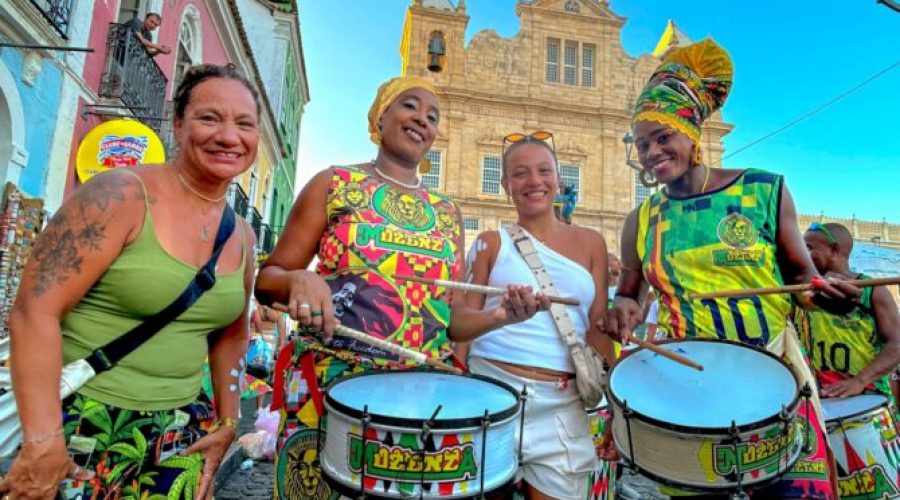 Turistas-no-Carnaval-scaled-e1739811400874